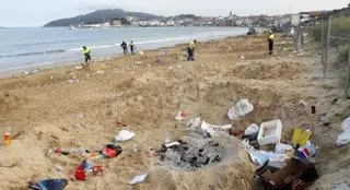 Prohibido cavar hoyos en Praia América por San Xoán