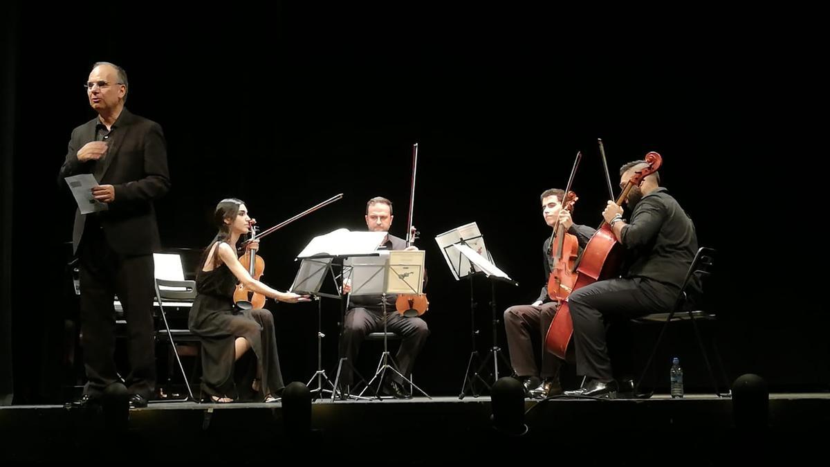 Ángel del Palacio, de pie, presenta un concierto anterior en Toro de la Orquesta