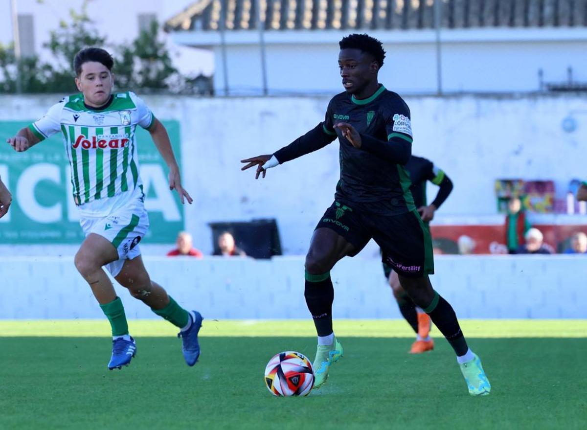Adilson Mendes conduce el esférico durante el cruce ante el Atlético Sanluqueño en El Palmar.