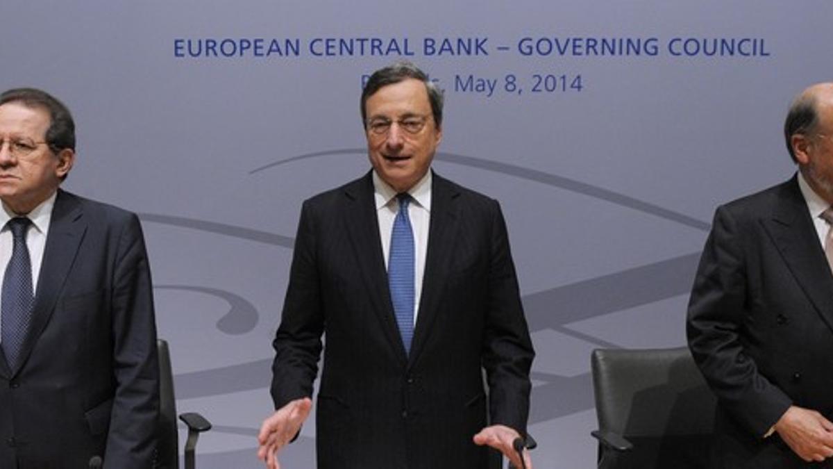 El vicepresidente del BCE, Vitor Constancio; el presidente Mario Draghi, y el Gobernador del banco central belga, Luc Coene.