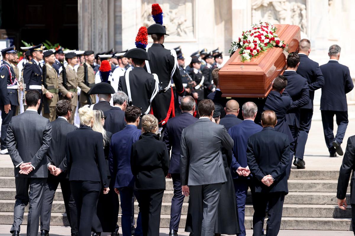 Milano (Italy), 14/06/2023.- Silvio Berlusconi’s coffin arriveS at the Milan Cathedral (Duomo) for the State funeral, Milan, Italy, 14 June 2023.Silvio Berlusconi died at the age of 86 on 12 June 2023 at Milan’s San Raffaele hospital. The Italian media tycoon and Forza Italia (FI) party founder, dubbed as ’Il Cavaliere’ (The Knight), served as prime minister of Italy in four governments. The Italian government has declared 14 June 2023 a national day of mourning. (Italia) EFE/EPA/MATTEO BAZZI