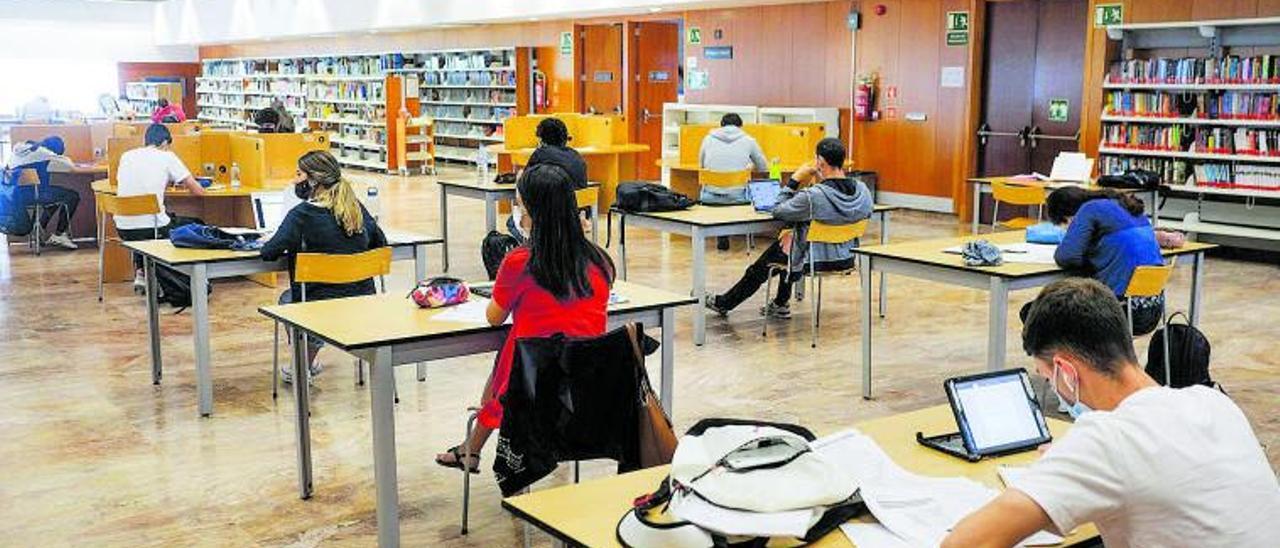 Jóvenes estudian para preparar el examen de la EBAU.