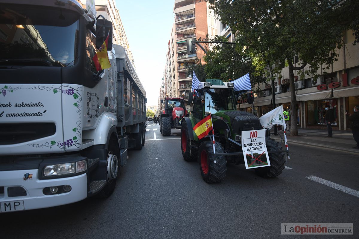 Miles de agricultores y ganaderos toman las calles de Murcia