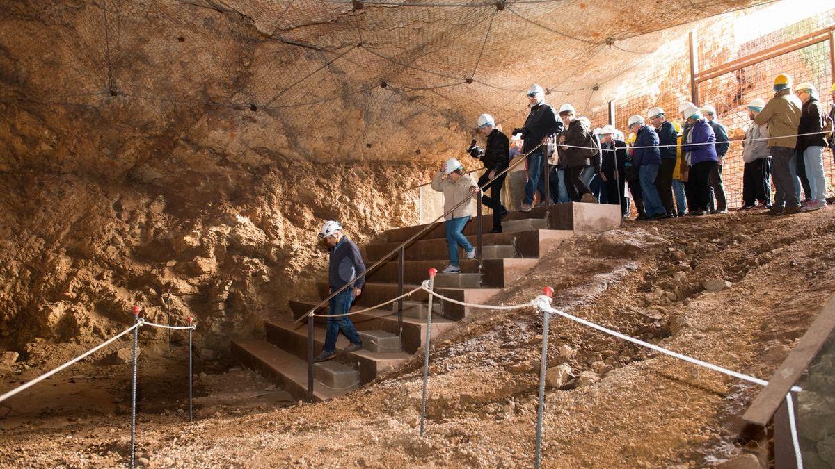 Decenas de visitantes en la Cueva Victoria de Cartagena.