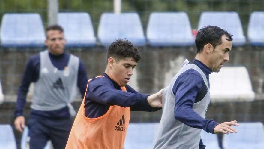 Linares, a la derecha, perseguido por el canterano Asier, ayer en el entrenamiento del Oviedo.