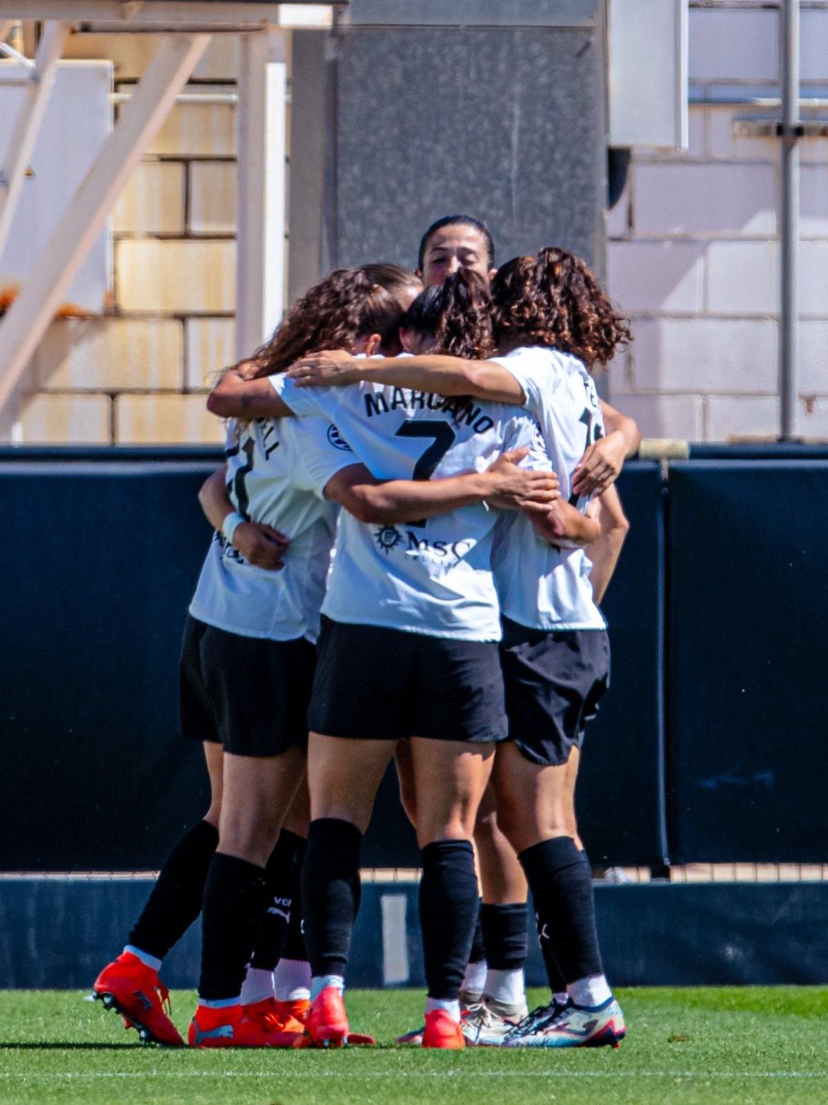Las jugadoras del Valencia CF celebran uno de los goles