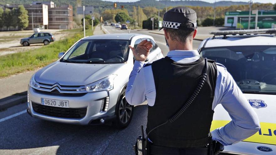 AnioL Resclosa - Girona - Control transit policia municipal durant el confinament perimetral coronavirus