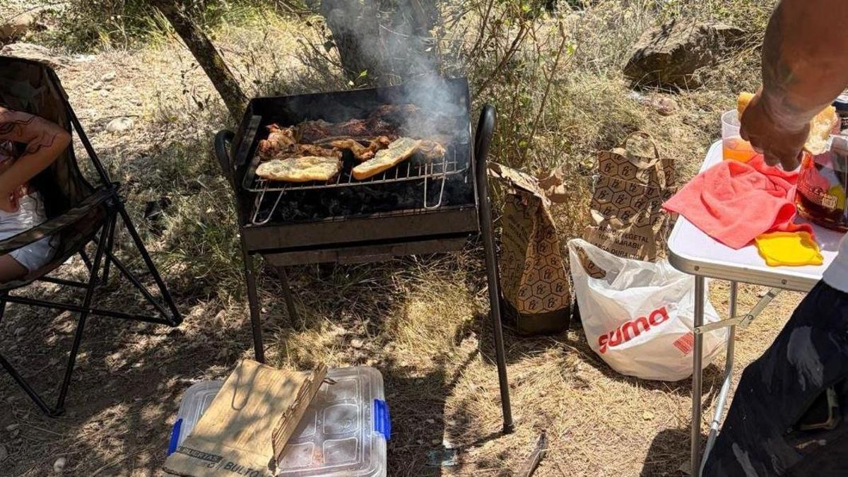 La barbacoa que van intentar fer aquest cap de setmana a la Ribera Salada
