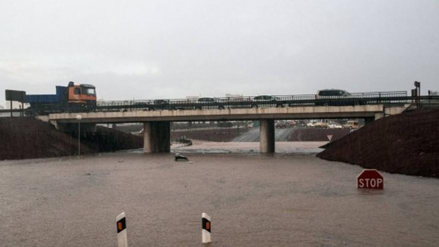 Las fuertes lluvias causan inundaciones en Arrecife