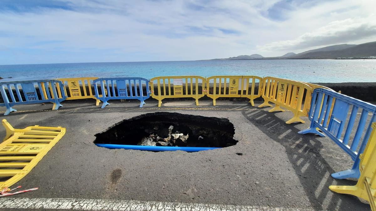 Socavón en el muelle de Punta Mujeres (Haría)