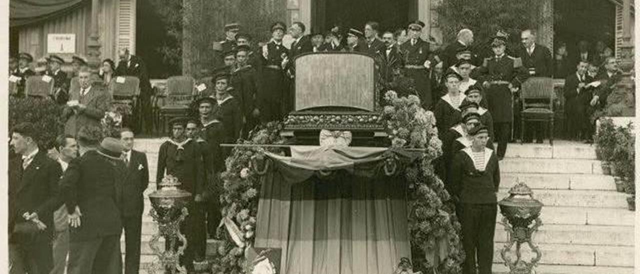 Los pebeteros, junto al féretro de Blasco Ibáñez en su funeral.