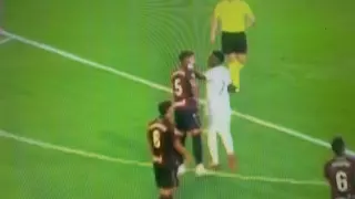 Otro comportamiento lamentable de Vinícius: Mofa y manotazo