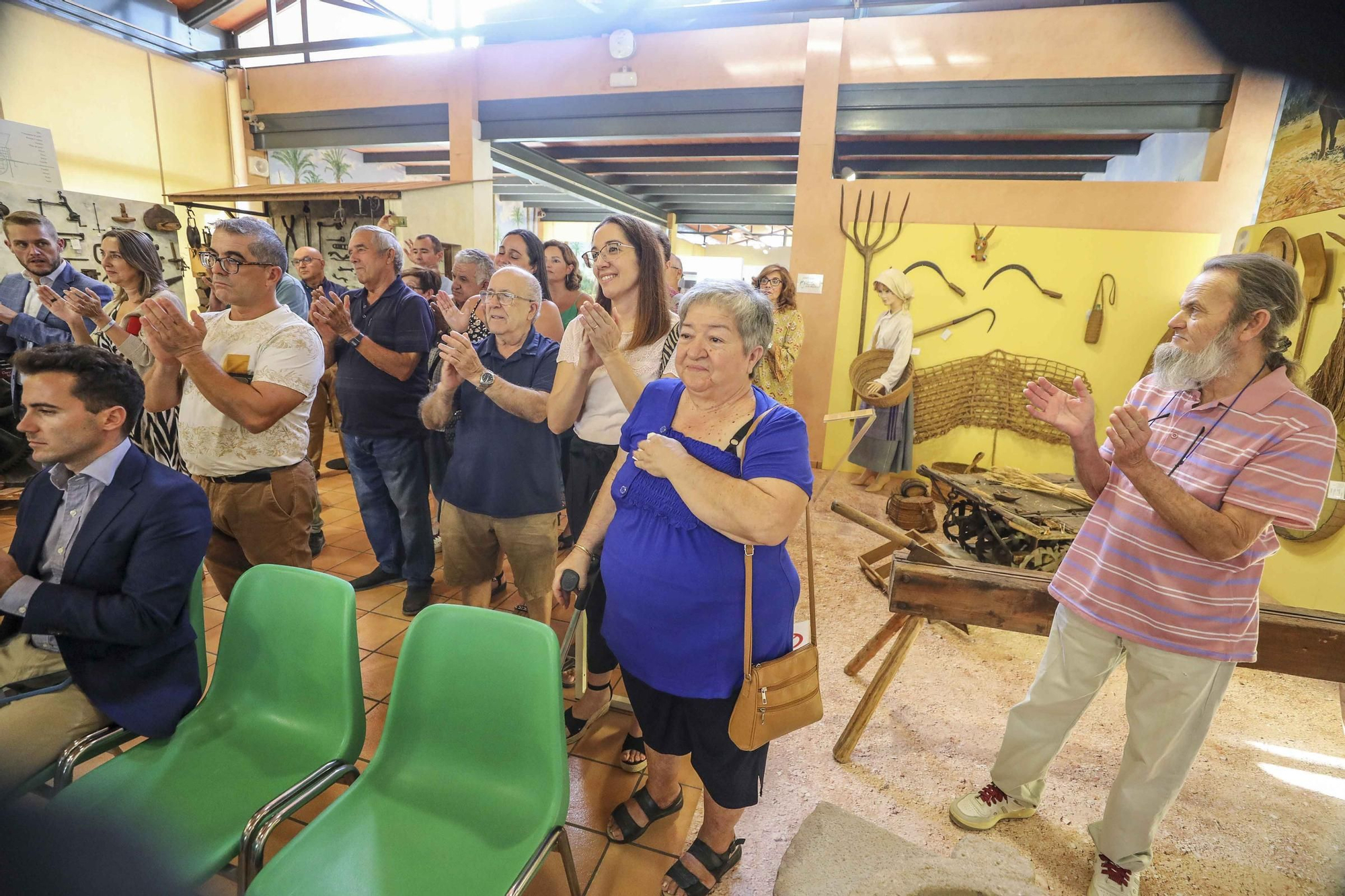 Niños con alma de guia turistica en el museo de pusol Elche