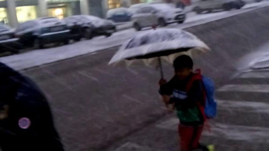 La nieve empieza a cuajar en las calles Alcoy