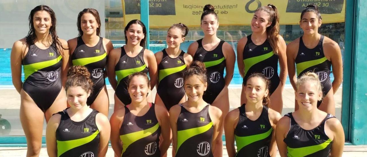 Formación del equipo femenino juvenil del Club Deportivo Waterpolo Málaga.