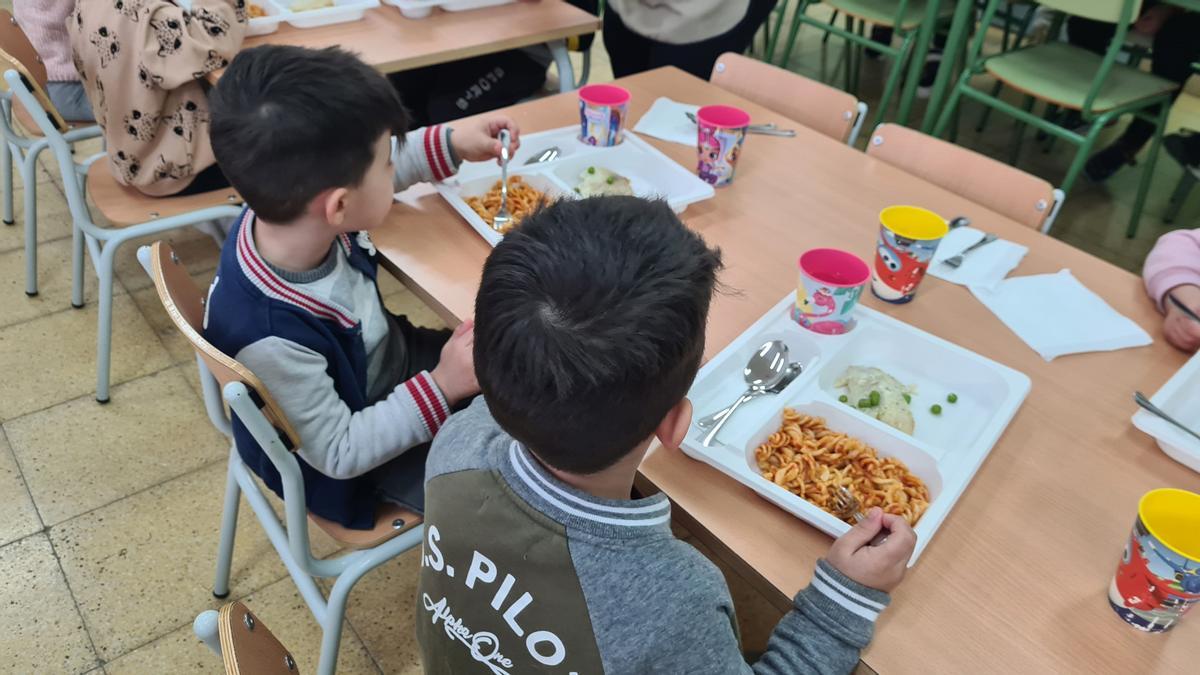 Niños en un comedor escolar.