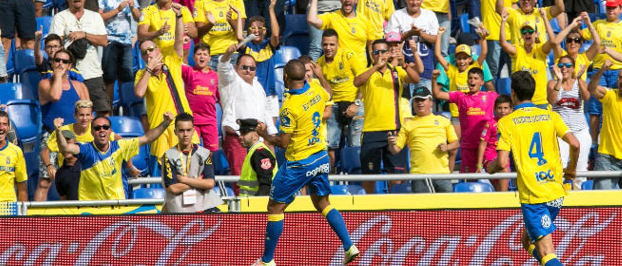 Nabil El Zhar celebra su primer tanto al Granada acercándose a los aficionados de la Grada Sur.