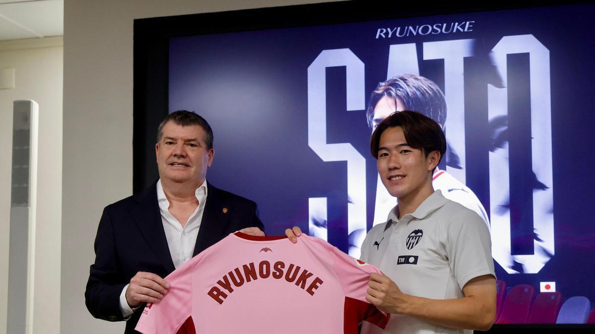 Sato, durante su presentación