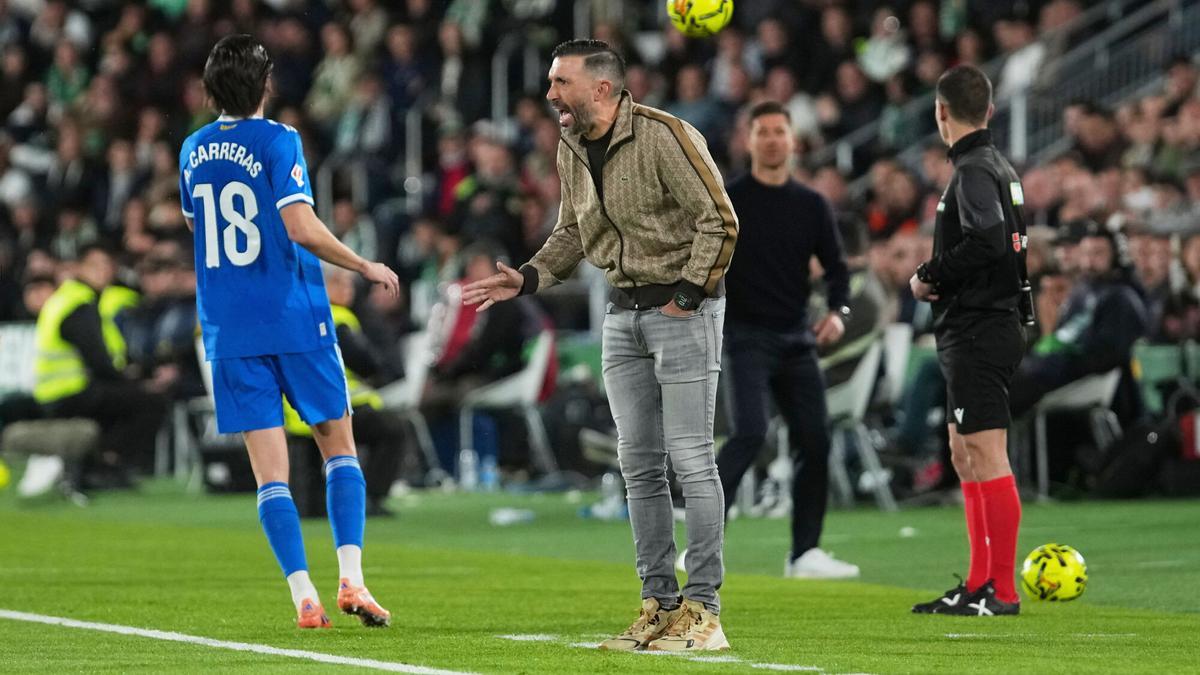 Elche's head coach Eder Sarabia reacts during the Spanish La Liga soccer match between Elche and Real Madrid in Elche, Spain, Sunday, Nov. 23, 2025. (AP Photo/Alberto Saiz)