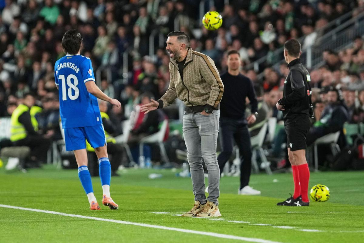 Elche's head coach Eder Sarabia reacts during the Spanish La Liga soccer match between Elche and Real Madrid in Elche, Spain, Sunday, Nov. 23, 2025. (AP Photo/Alberto Saiz)