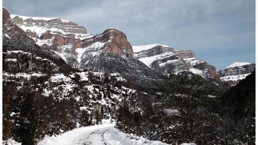 El año comienza con nieve y varias carreteras afectadas