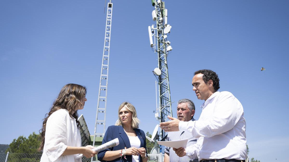La presidenta, Marta Barrachina, y el diputado de Ingeniería Interna, José María Andrés, en una visita a una actuación para mejorar la cobertura