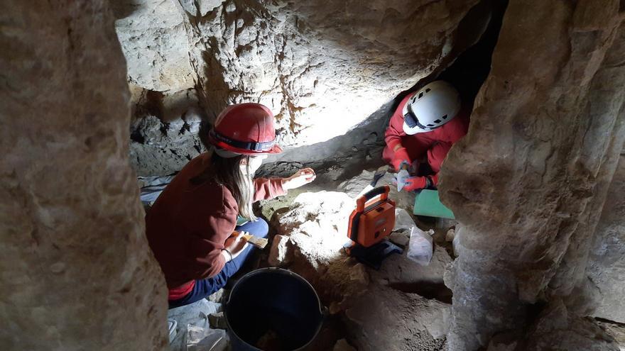 Una campaña de excavaciones en el yacimiento de la Cova dels Diablets documenta enterramientos de 4.800 años