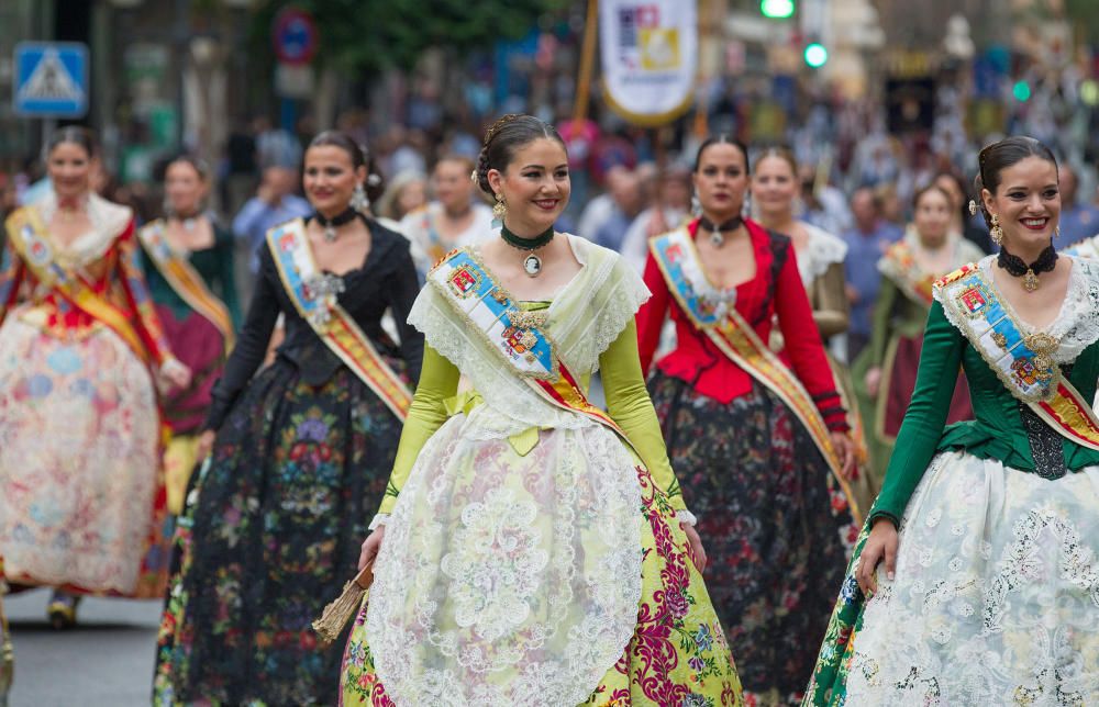 La apertura de las Hogueras del 90 aniversario resultó espectacular, con una gran participación de las comisiones, de veteranos festeros y de las Belleas del Foc.