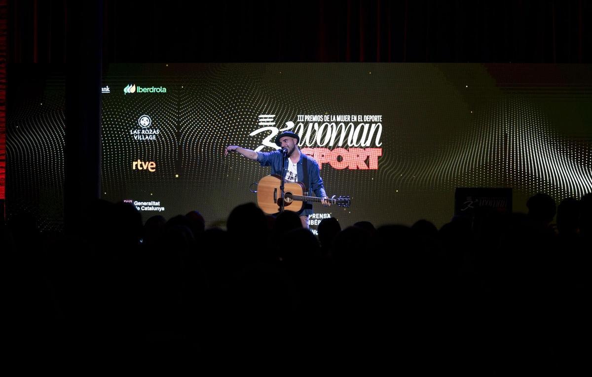 Premios Woman SPORT 2023: Nil Montaner, durante un momento de su última actuación