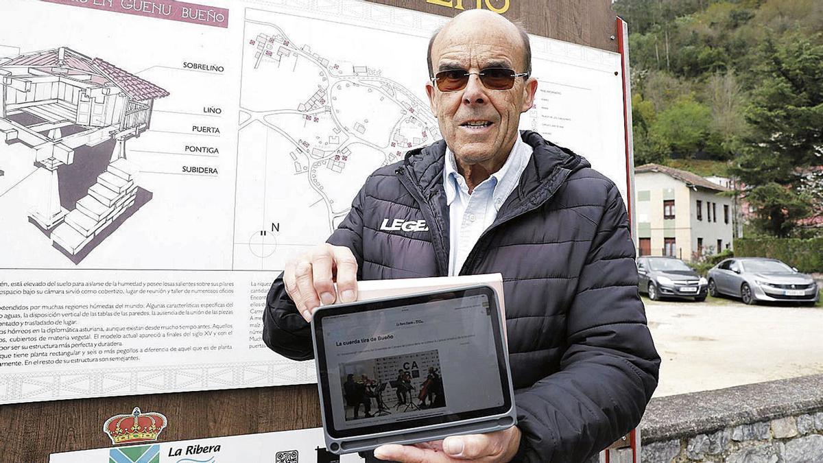 Belarmino Fernández, mostrando la nueva edición digital de Ribera de Arriba, en Bueño. Fernando Rodríguez