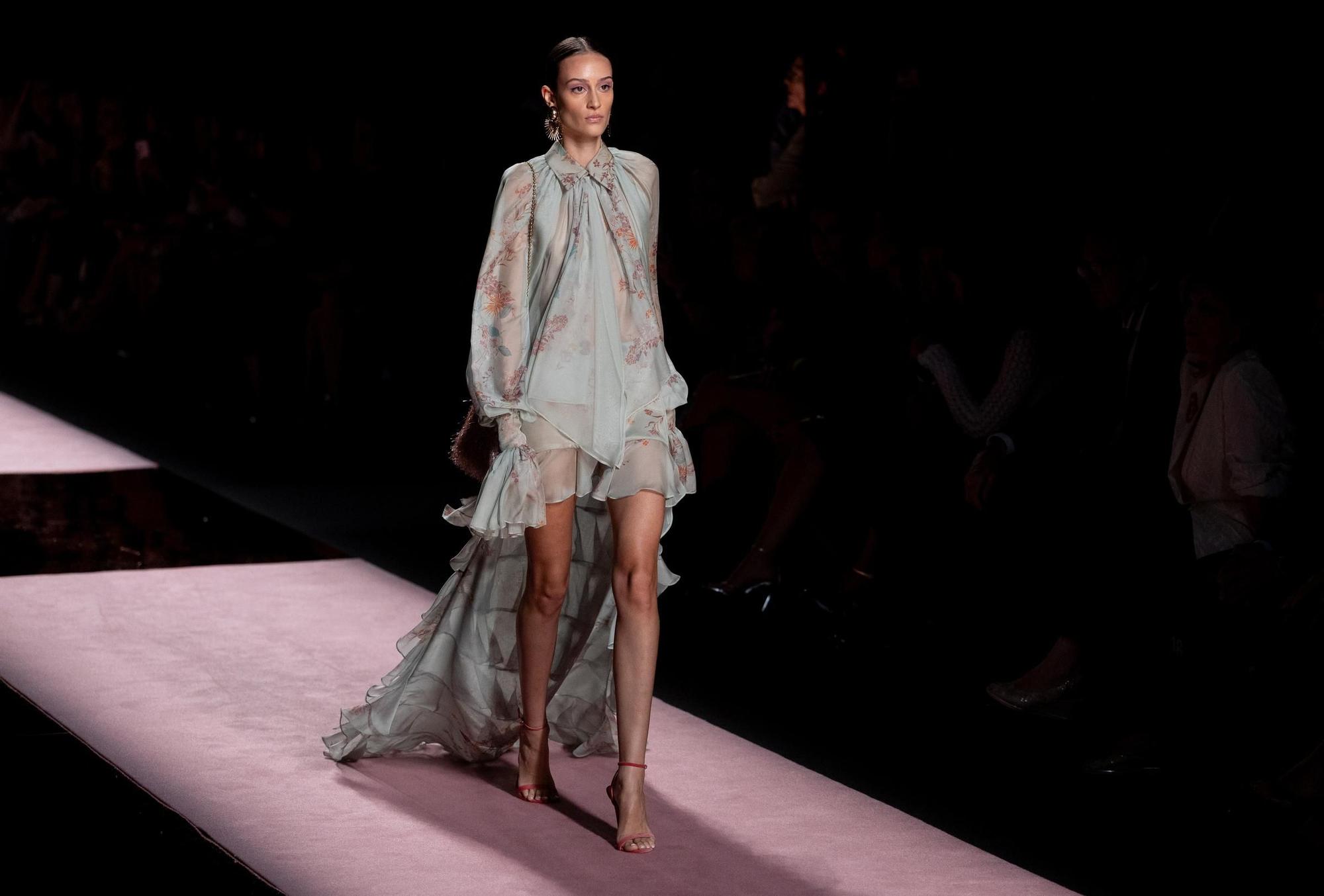 Isabel Sanchis tiñe de verde y rosa la pasarela madrileña