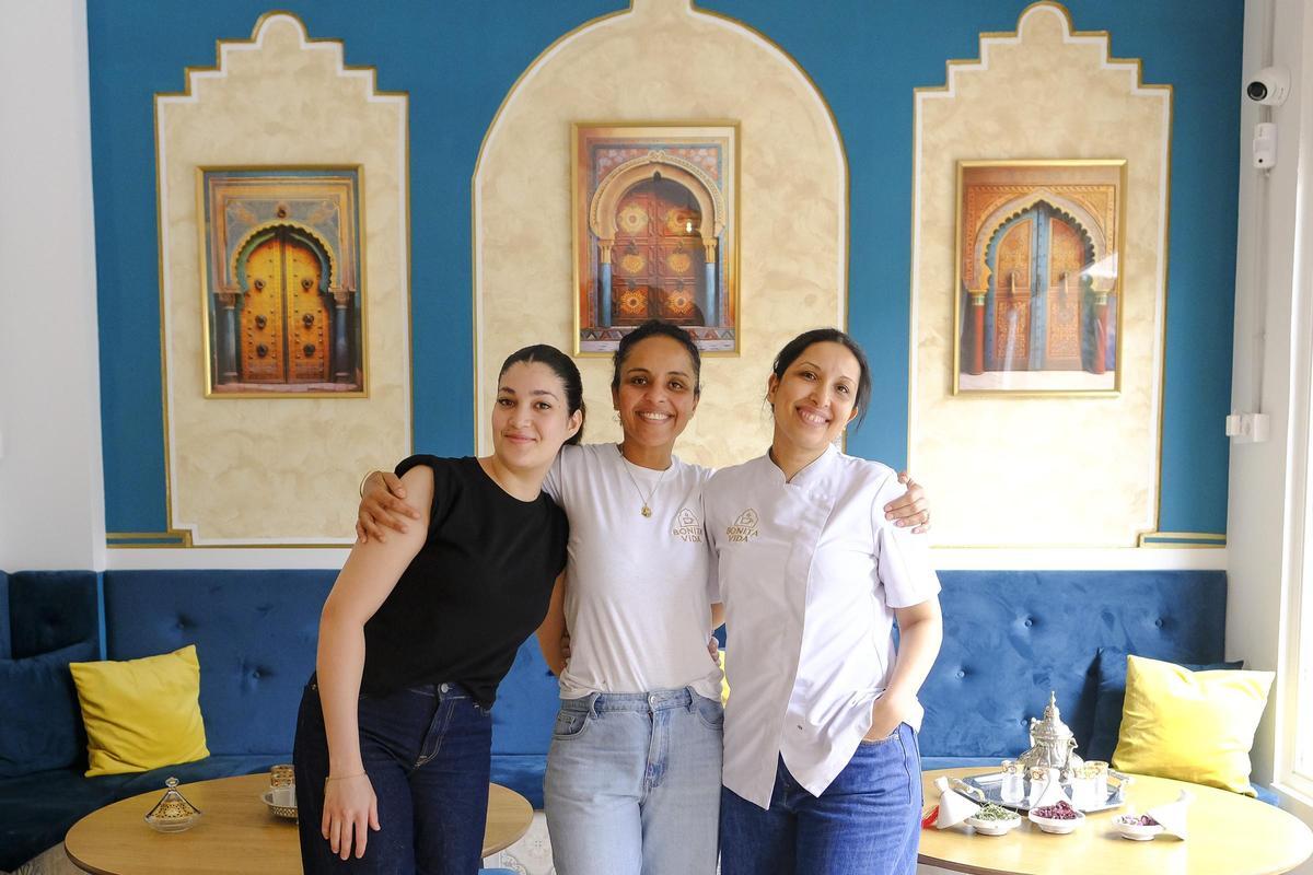 Desde la izquierda, Yousra Tahrioui, María Quevedo y Layla Tarzit, en el comedor principal de la cafetería.