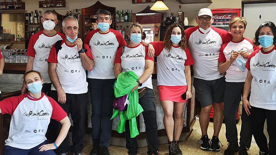 Algunos participantes en la caminata del domingo, durante un alto en un establecimiento hostelero.