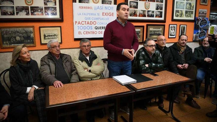 Vecinos y comerciantes de A Falperra y la portavoz municipal del PP, Rosa Gallego, ayer.