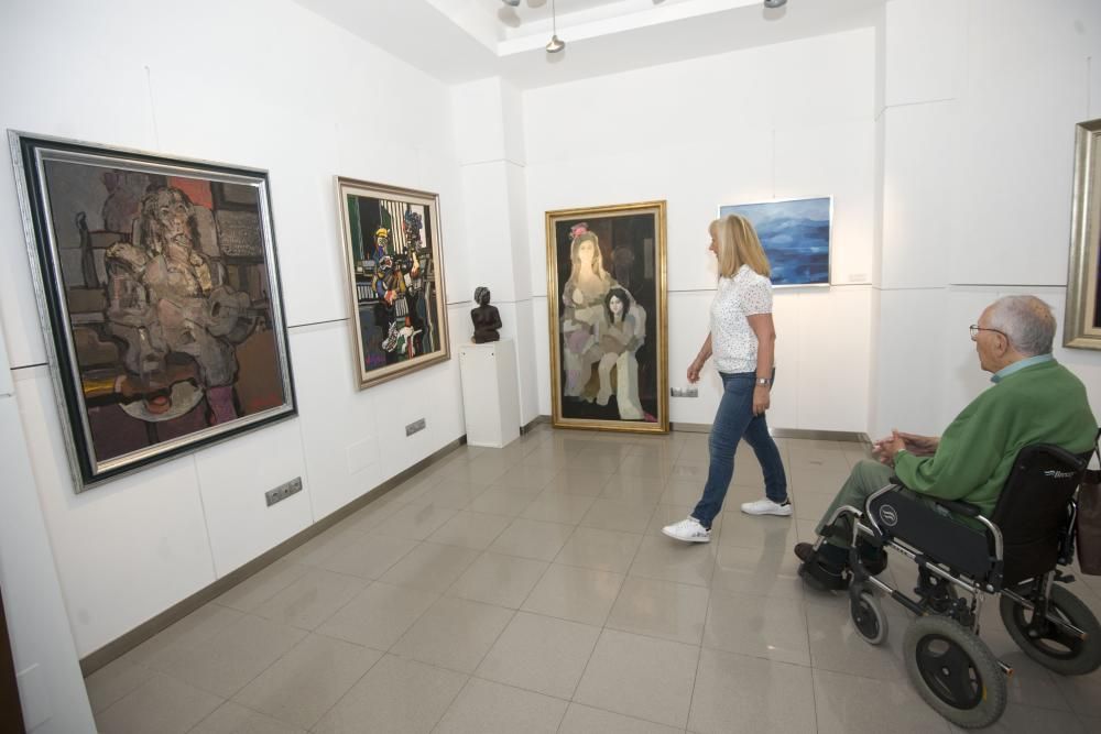 Más de 70 artistas de Galicia comparten su pintura y escultura en la galería Xerión, que recuerda a Alfonso Abelenda con una muestra individual.