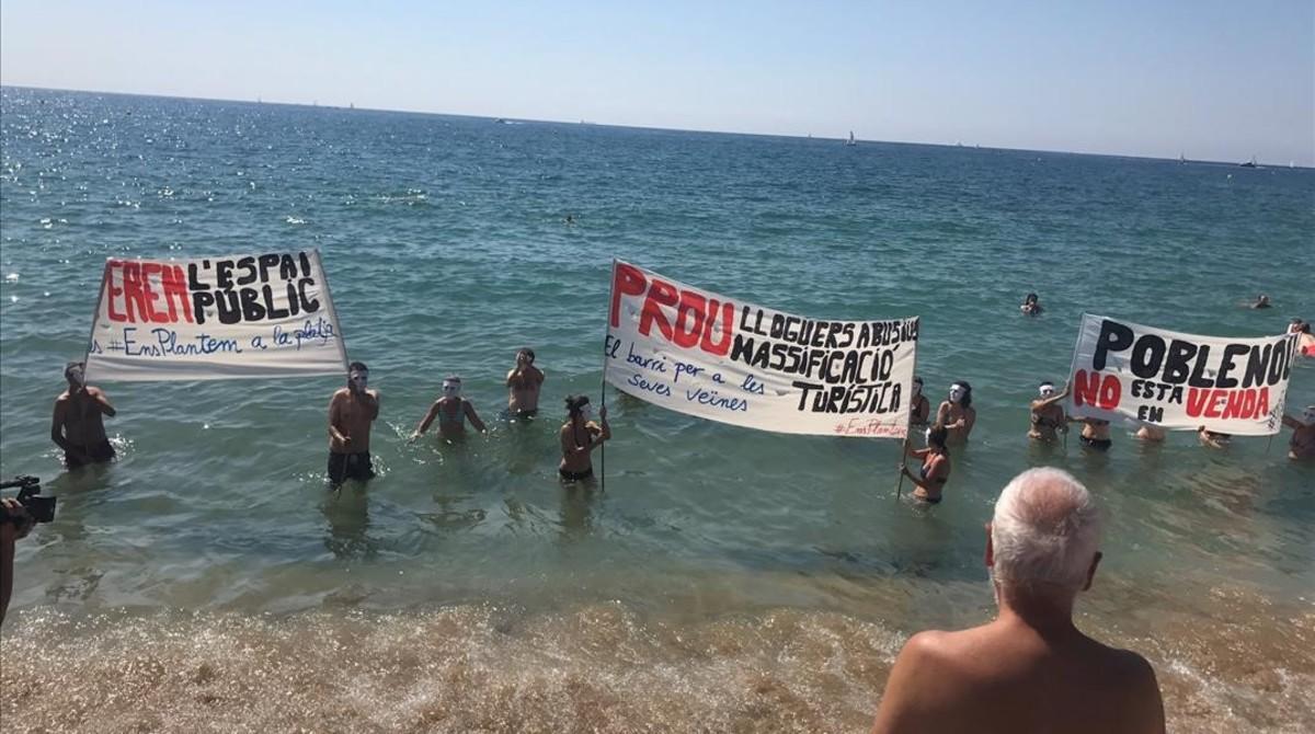 zentauroepp39237665 barcelona 09 07 2017 manifestacion en la playa de vecinos ba170709163421