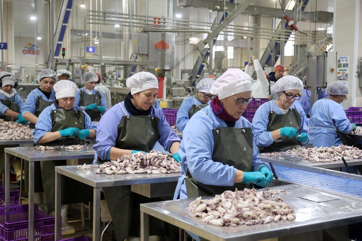 Mujeres trabajan en una conservera.
