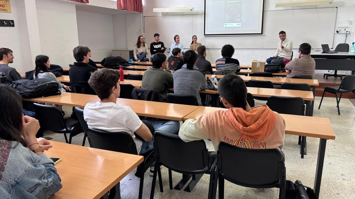 Alumnos de Matemáticas de la UIB escucharon a profesores de instituto explicar su trabajo.