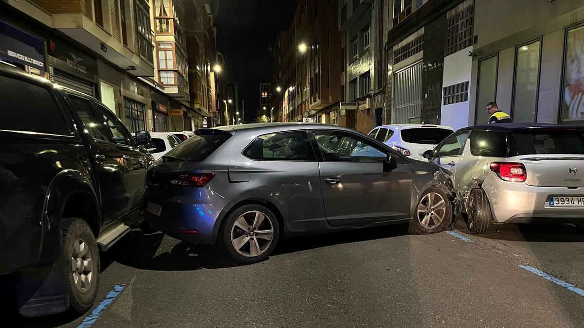 VÍDEO: Pierde el control de su coche por ir bebido en Gijón y termina encajonado en una calle