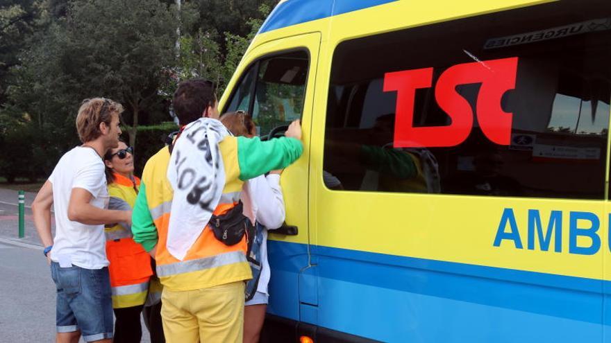 Membres d&#039;un dels piquets parlant amb la conductora d&#039;una de les ambulàncies de TSC el passat 11 d&#039;agost