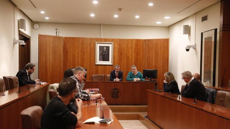 El PSOE plantea subir el agua un 7%, penalizar las viviendas vacías y prorrogar el contrato con Veolia dos años y medio