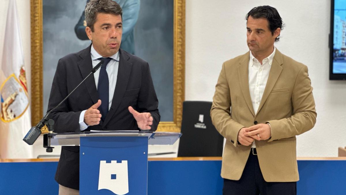 El jefe del Consell, Carlos Mazón y el alcalde de Torrevieja, Eduardo Dolón, en el salón de plenos torrevejense