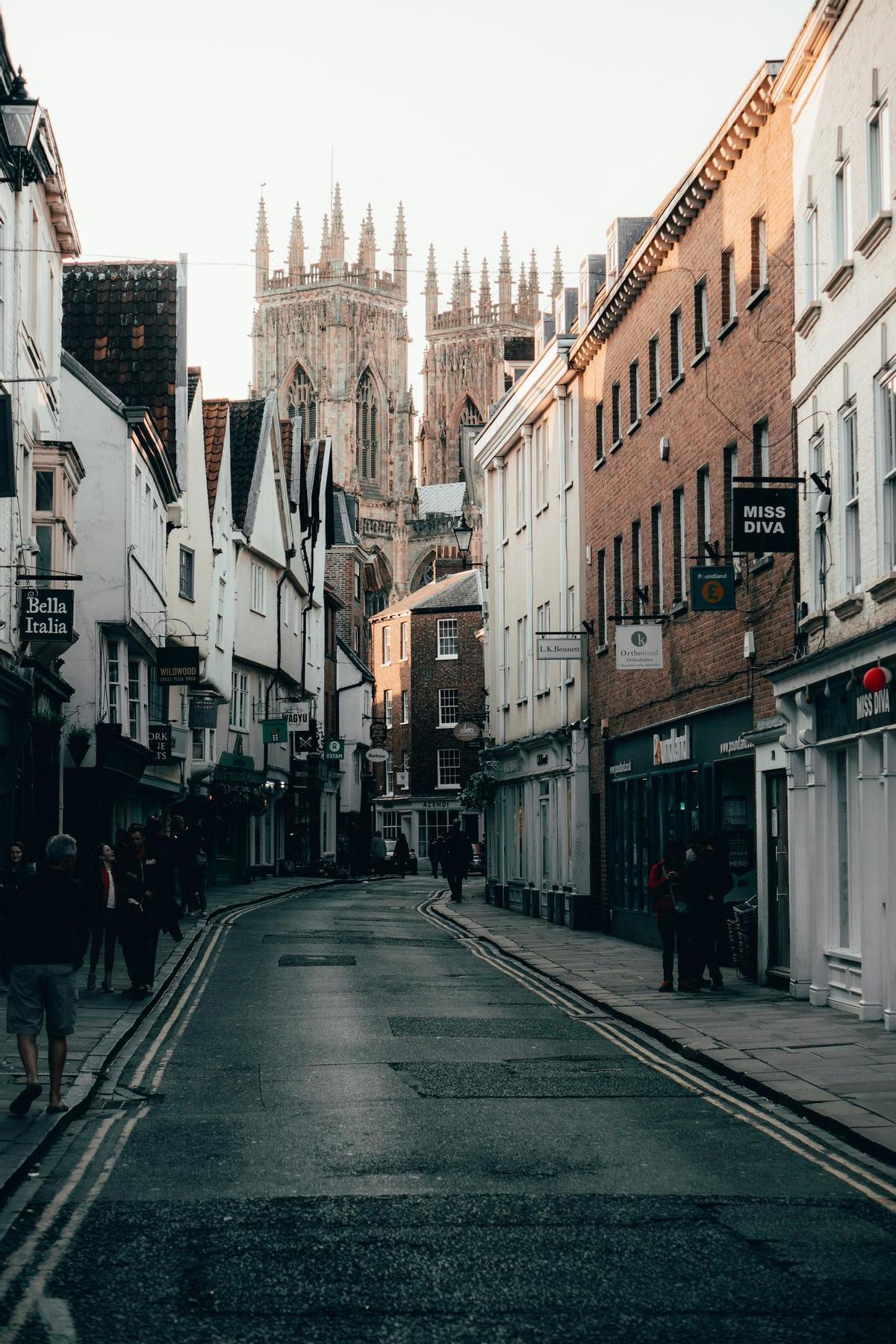Las callejuelas de York se recortan contra sus edificios emblemáticos