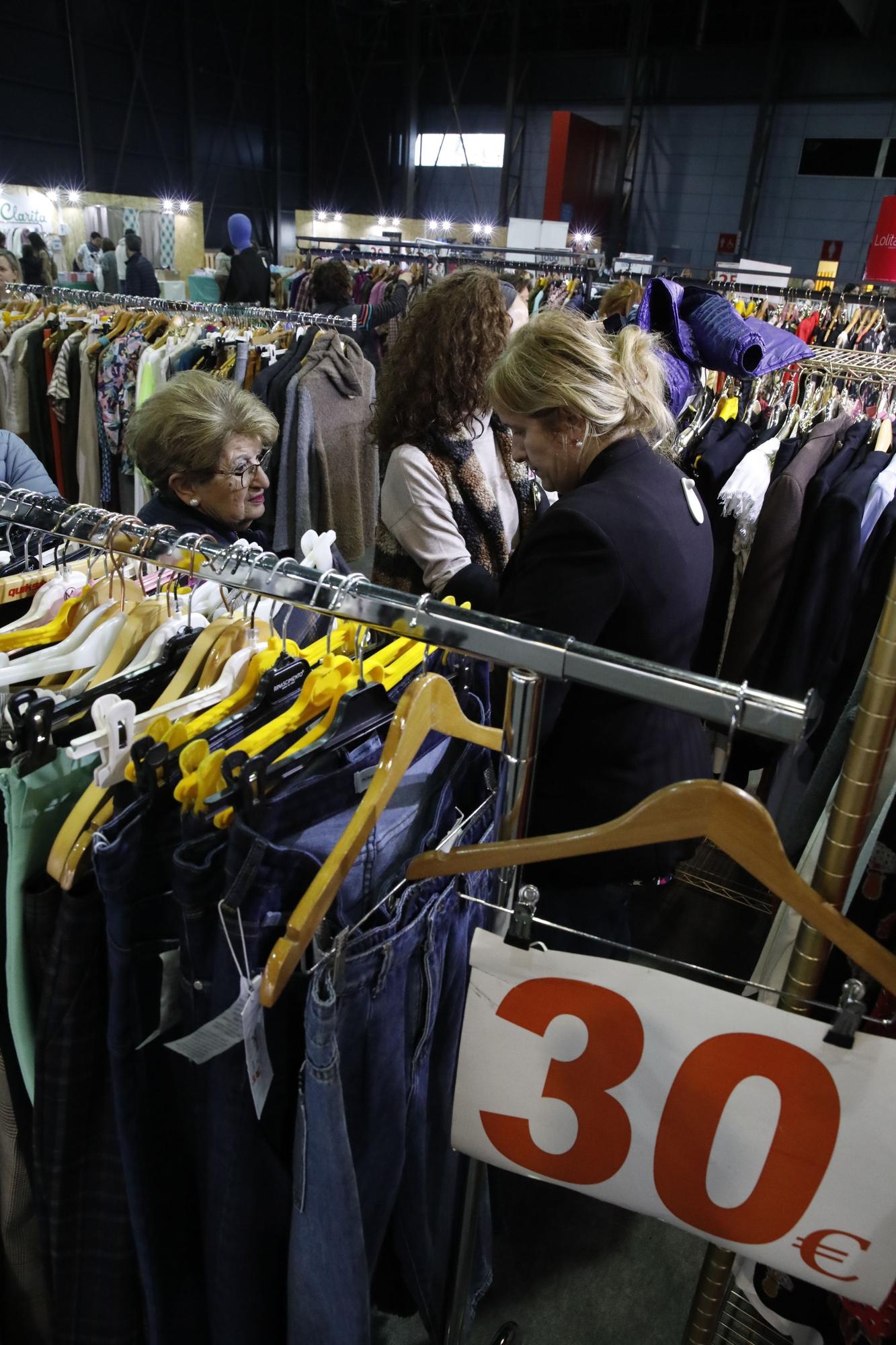 En imágenes: La feria de stocks de Gijón vuelve a abrir sus puertas