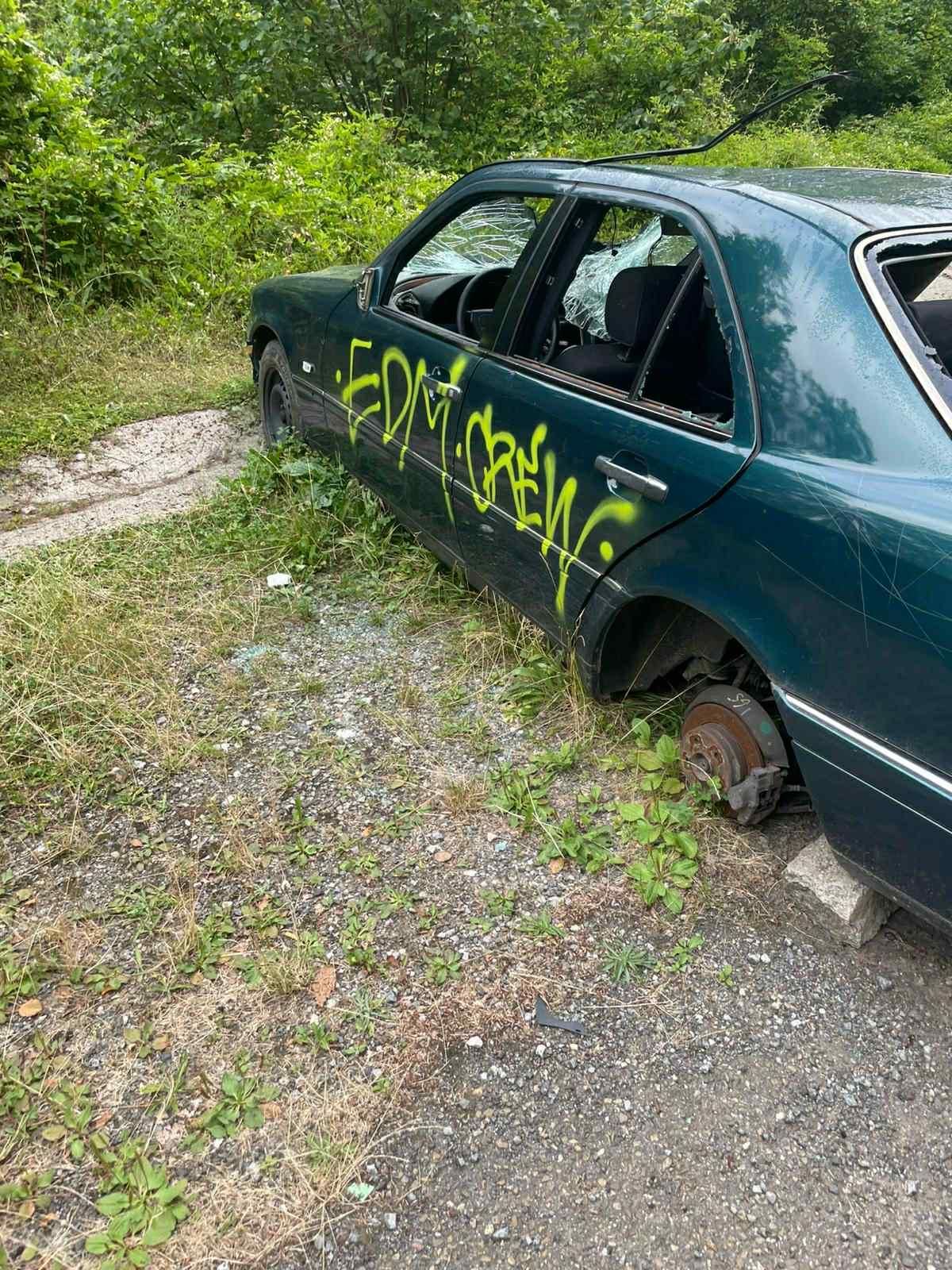 El vehículo abandonado.