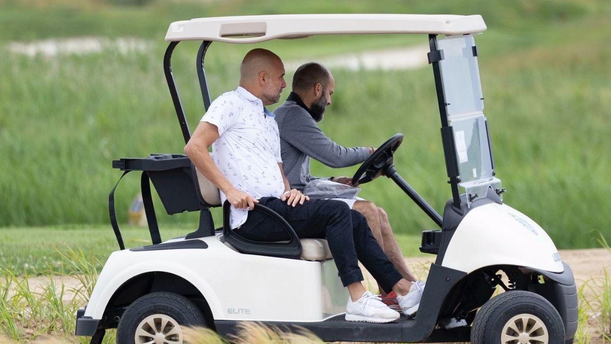 Pep Guardiola, con su hermano Pere, acudiendo a jugar a golf