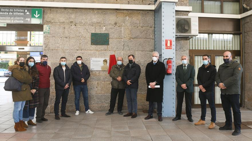 Adif homenajea a Pardo Bazán en el centenario de su fallecimiento con una placa en la estación de tren