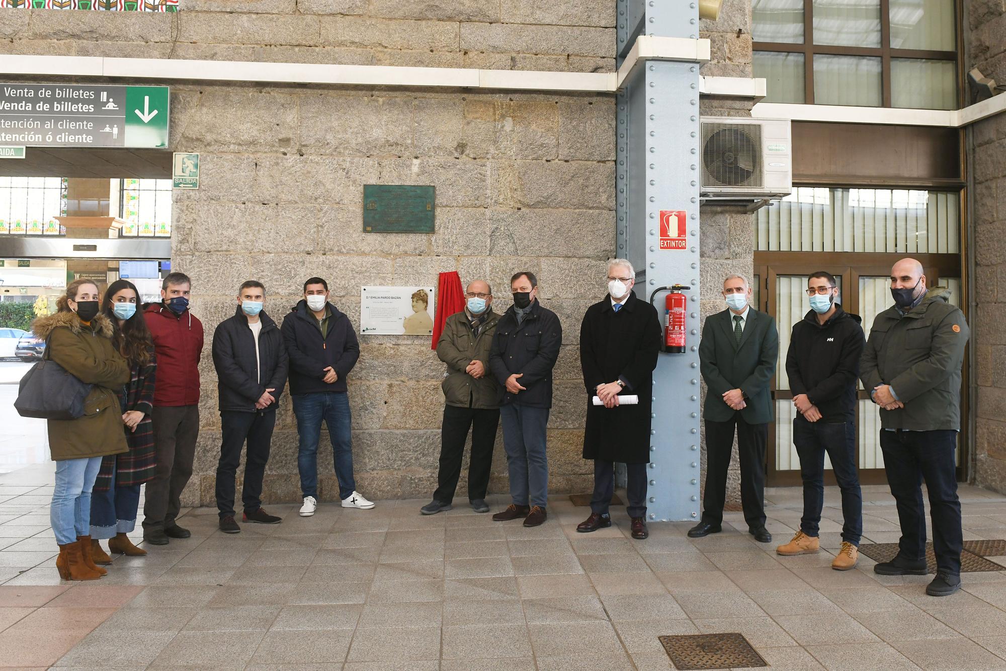 Adif homenajea a Pardo Bazán en el centenario de su fallecimiento con una placa en la estación de tren