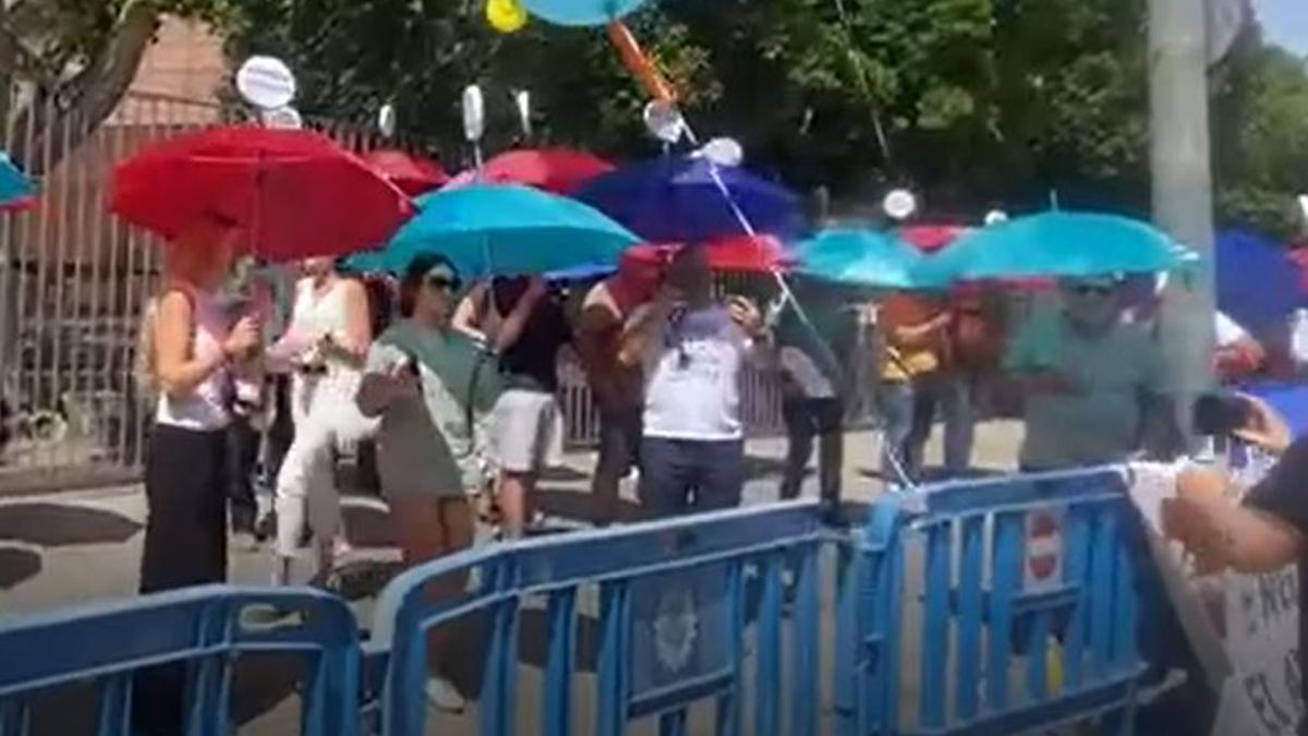 Protesta del sindicato SIME en el exterior del acto de Pedro Sánchez en Murcia