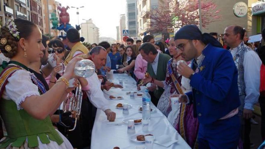 Los falleros reponen fuerzas en cada visita.